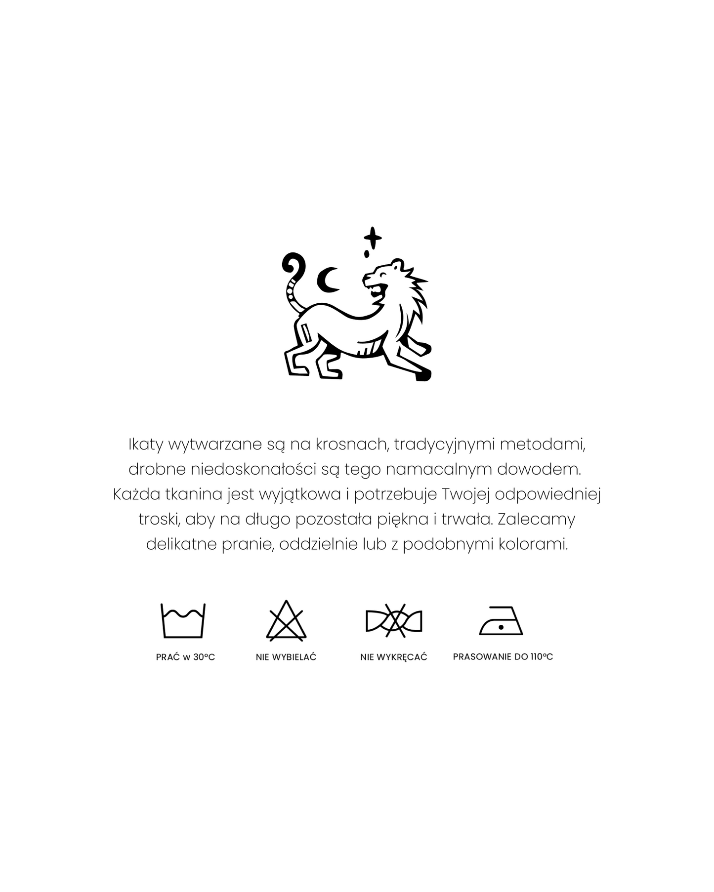 Ilustracja przedstawiająca rysunek lwa w minimalistycznym stylu, obok którego znajdują się symbole pielęgnacji tkanin. Poniżej znajduje się tekst informujący o ręcznie wytwarzanych tkaninach ikat, ich unikalności oraz zalecenia dotyczące prania i pielęgnacji: pranie w 30°C, zakaz wybielania, niewykręcanie oraz prasowanie do 110°C.
