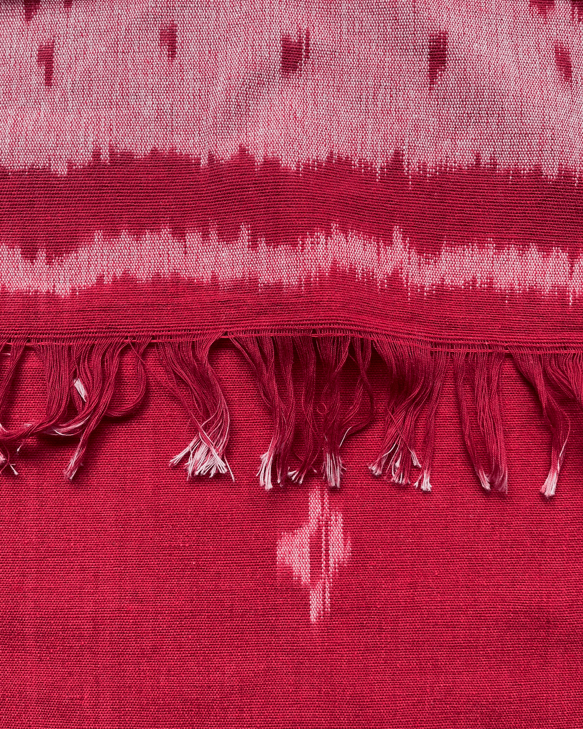 Bordowa rękodzielnicza tkanina ikat z białym geometrycznym wzorem. Unikalna tkanina wykonana tradycyjną techniką ikat idealnie wpisuje się w trendy rękodzieła i sztuki użytkowej.