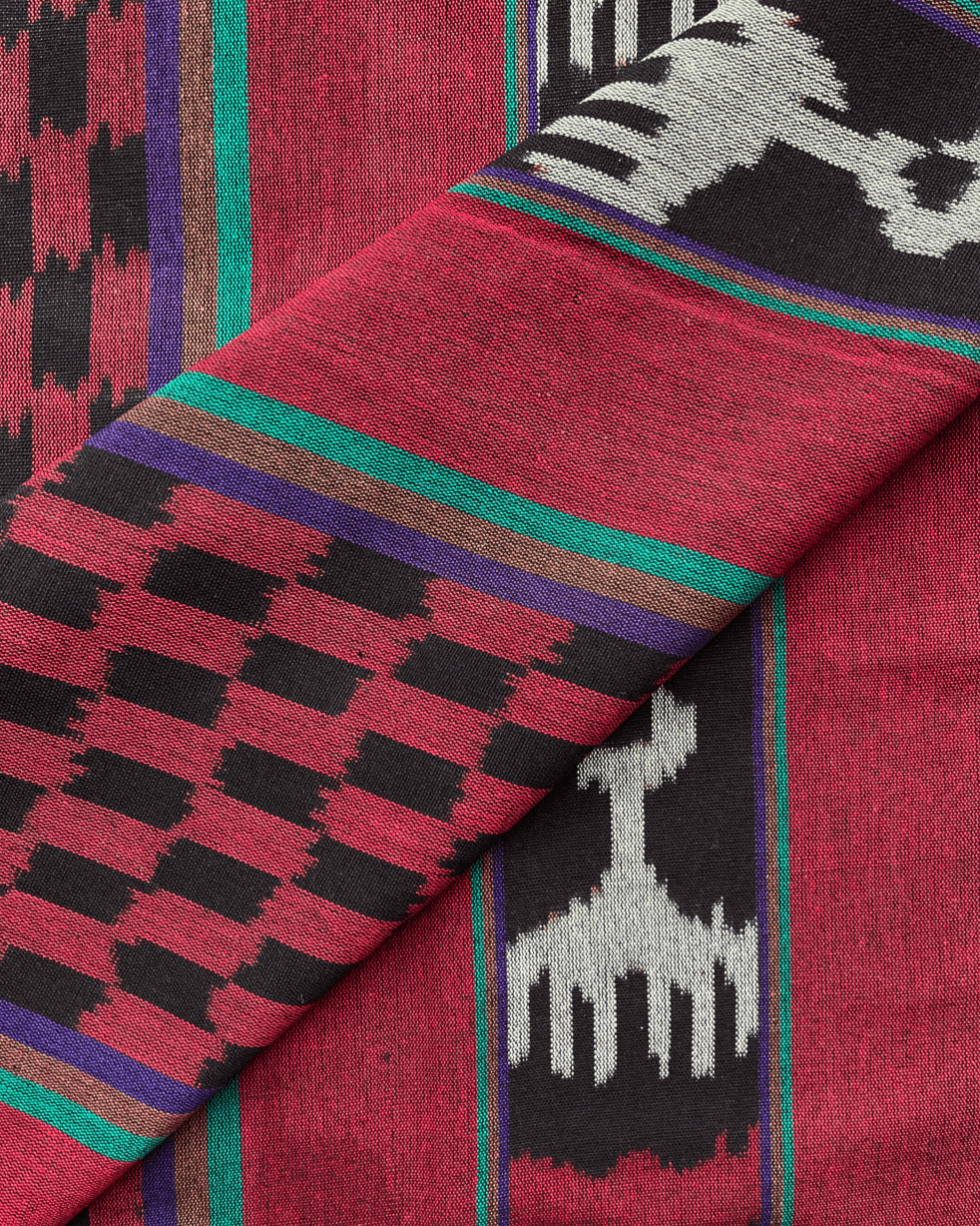 Bordowa rękodzielnicza tkanina ikat z czarno-białym geometrycznym wzorem z turkusowym paskiem. Unikalna tkanina wykonana tradycyjną techniką ikat idealnie wpisuje się w trendy rękodzieła i sztuki użytkowej.